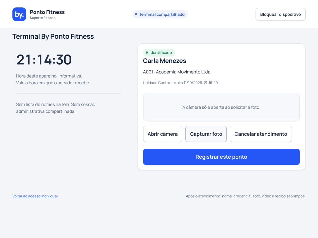 Terminal de ponto no tablet: colaboradora identificada, pronta para registrar o ponto com foto